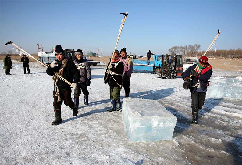 哈爾濱冬季采(cai)冰 采冰工具