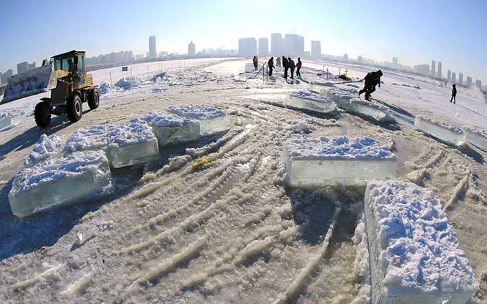 哈爾濱冬季采(cǎi)冰 采冰工具