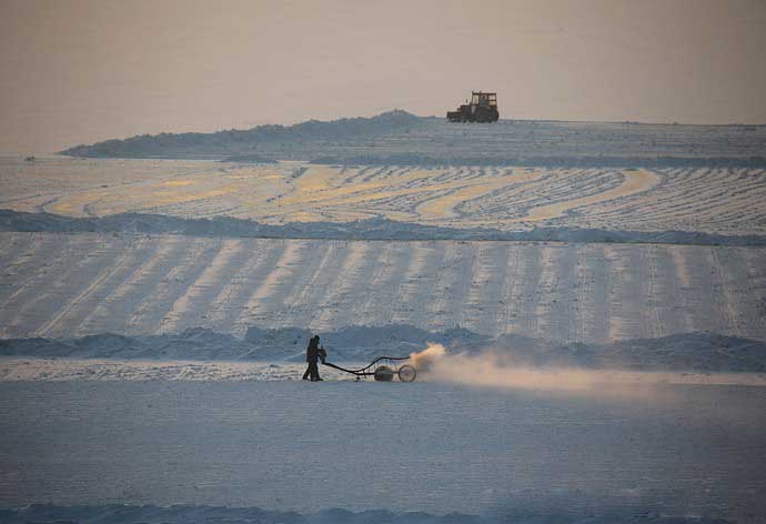 哈爾濱冬季采(cǎi)冰 采冰工具